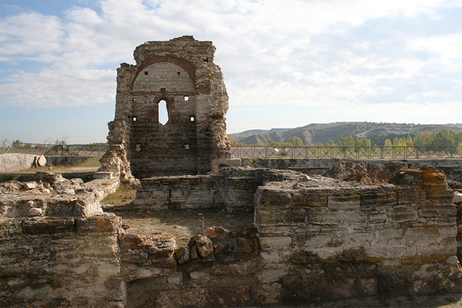 Vista de las ruinas del Edificio Palacial, convertido en Santa María de Batres