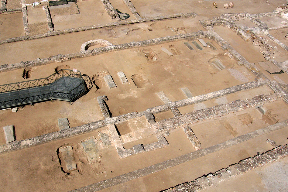 Vista de la necropolis visigoda, dentro del edificio que fué palatium romano.